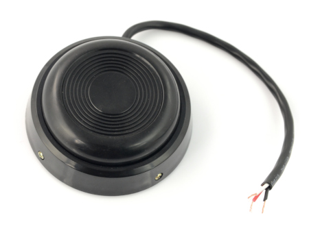 At the rest mode, connected are the white and black wires. At the moment of pressing, connected are the white and red wires