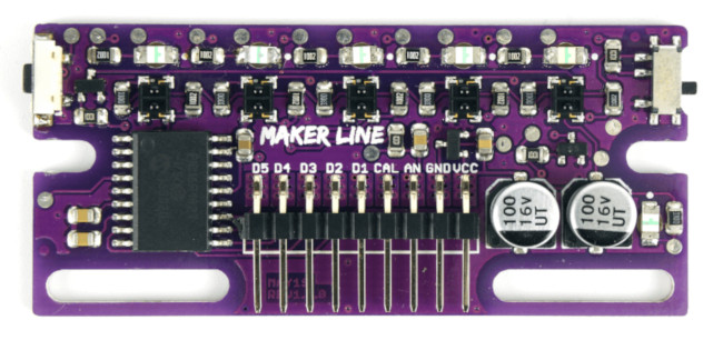 Widok z góry na listwę z czujnikami odbiciowymi Cytron Maker line