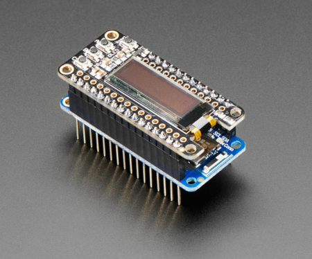 Przykład połączenia Feather nRF52840 z wyświetlaczem za pomocą górnych wyprowadzeń. Wyświetlacz nie jest częścią zestawu - można go nabyć osobno.