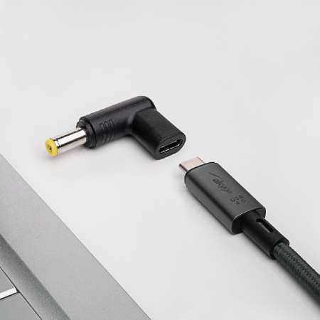 The Akyga AK-ND-C01 adapter is a convenient solution for charging laptops equipped with a 5.5 x 2.5 mm connector using