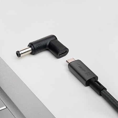The Akyga AK-ND-C02 adapter is a convenient solution for charging laptops equipped with a 5.5 x 2.1 mm connector using
